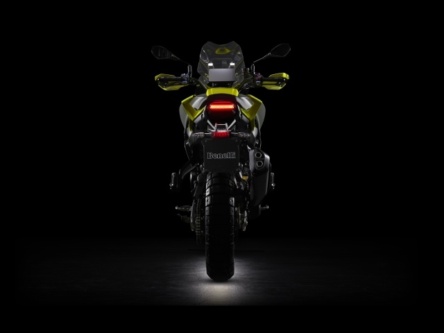 Мотоцикл Benelli TRK 800 на черном фоне