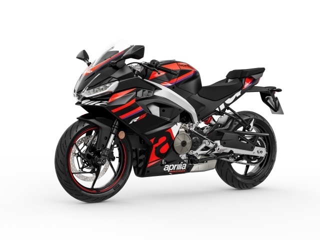 Мотоцикл Aprilia RS 660 на белом фоне