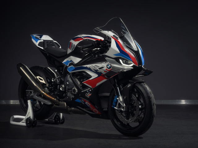 Большой спортивный мотоцикл bmw
