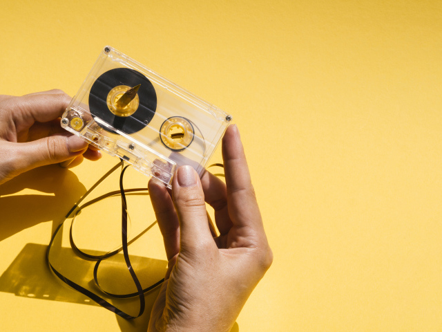 Старую кассету наматывают карандашом