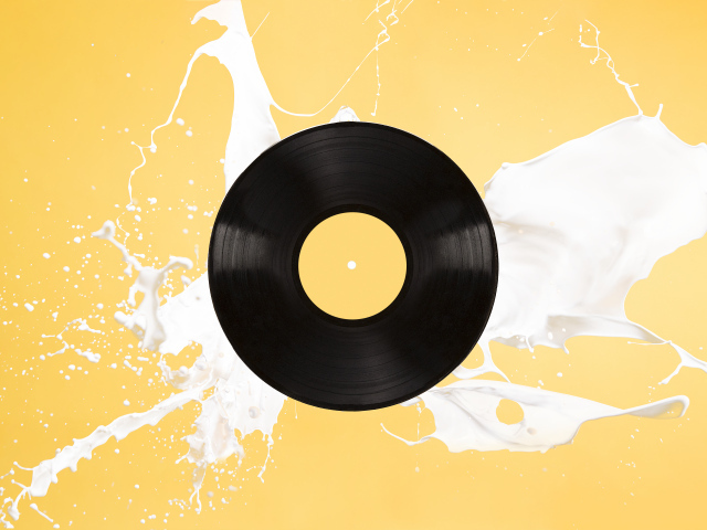 Черная пластинка с белой краской на желтом фоне