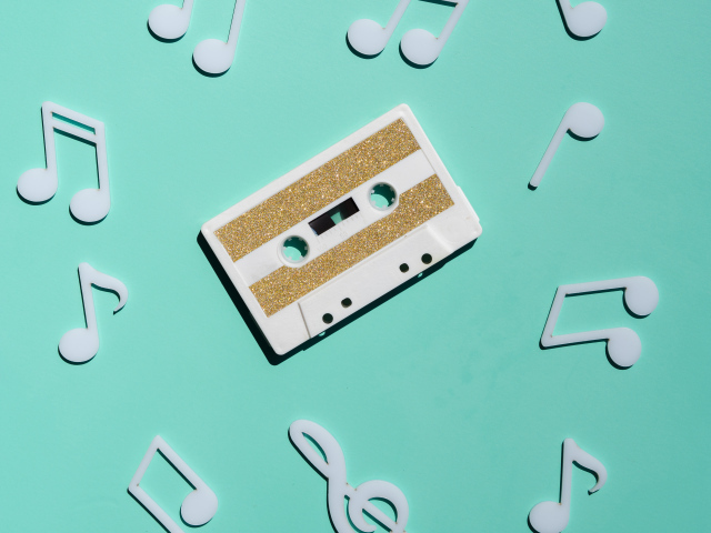 Кассета с белыми нотами на голубом фоне