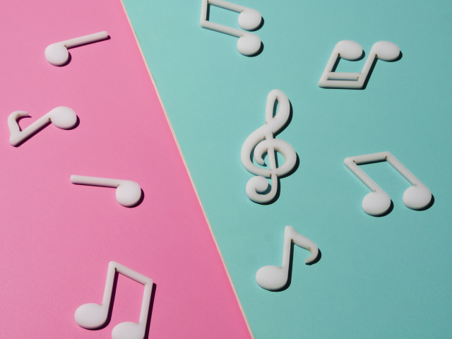 Розовый и голубой фон с нотами