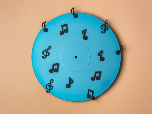 Виниловая пластинка с черными нотами