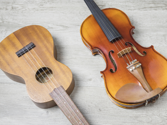 Скрипка и гитара на деревянном фоне