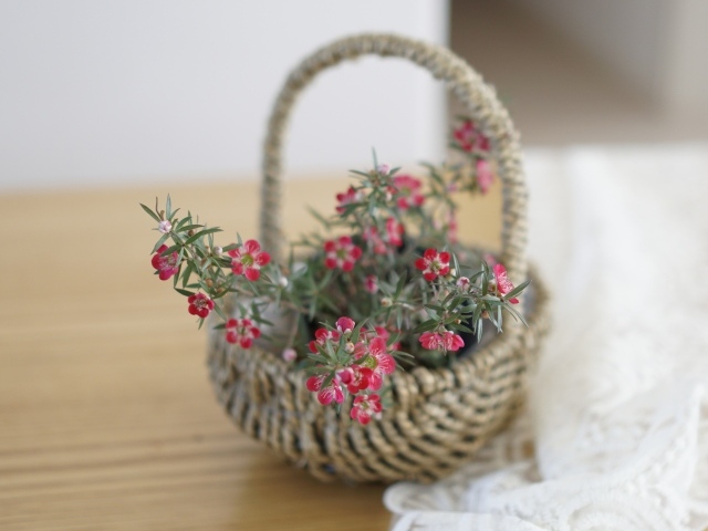 Корзина с цветами на столе