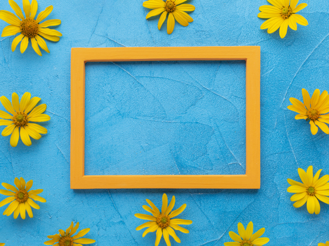 Рамка для фото с желтыми цветами на голубом фоне