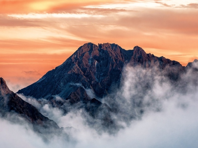 Горы под красивым небом в облаках