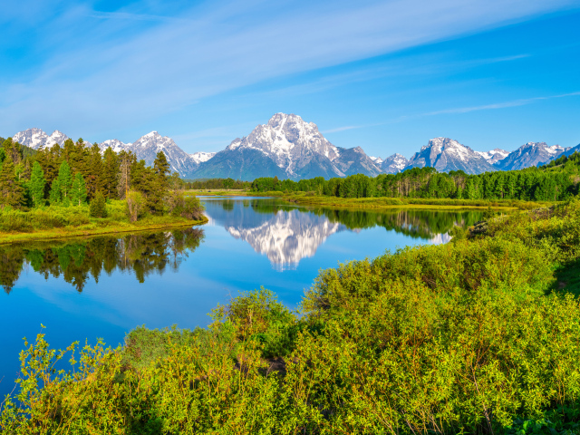 Тихая река на фоне гор в национальном парке Гранд-Титон