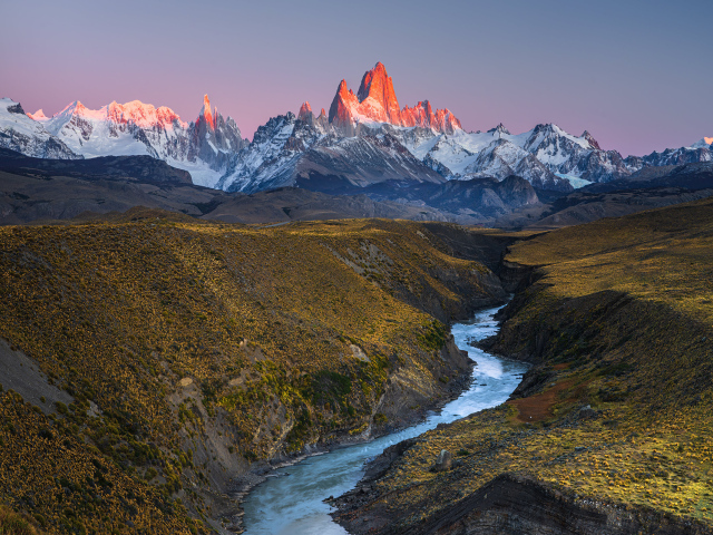 Река на фоне гор в лучах солнца на рассвете
