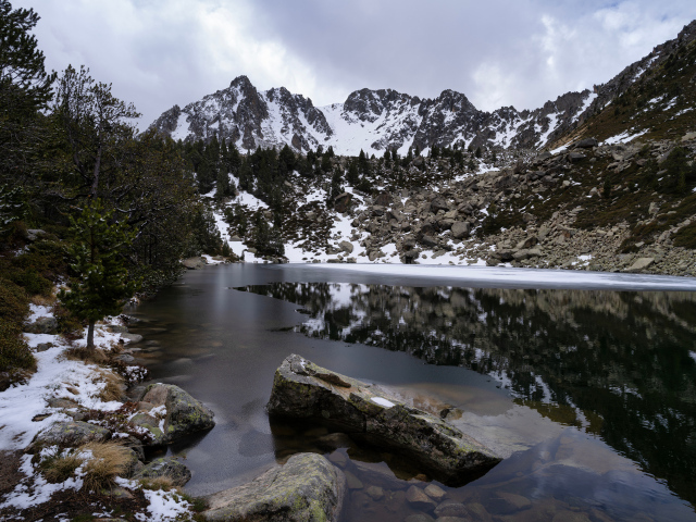 Заснеженные горы у холодной реки, Андорра