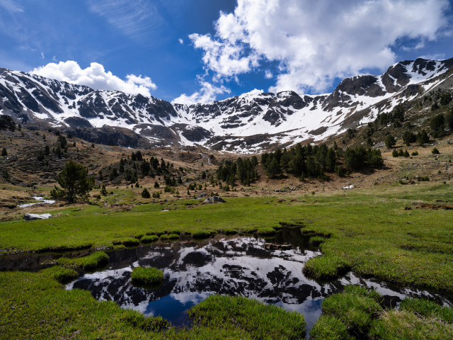 Белые облака над заснеженными горами у реки, Андорра