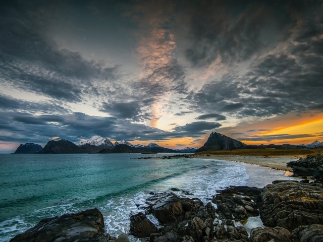 Черные облака над водой океана