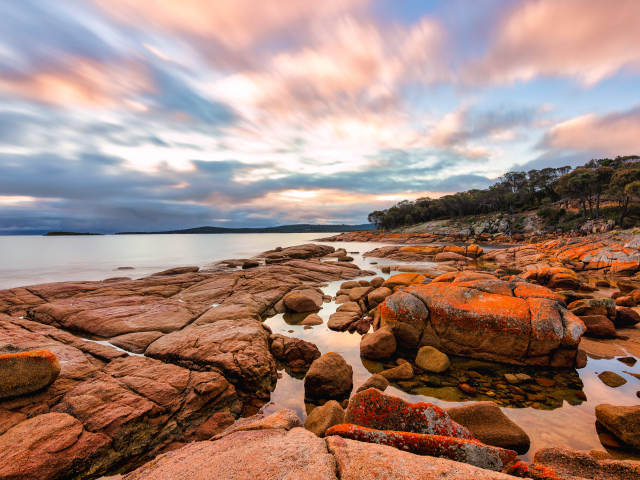 Большие камни на морском побережье