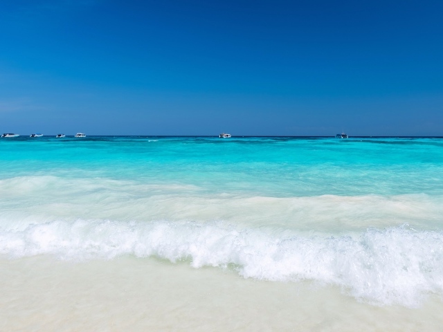 Бирюзовый океан с белыми волнами