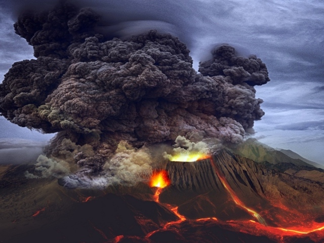 Страшный черный дым над извергающимся вулканом