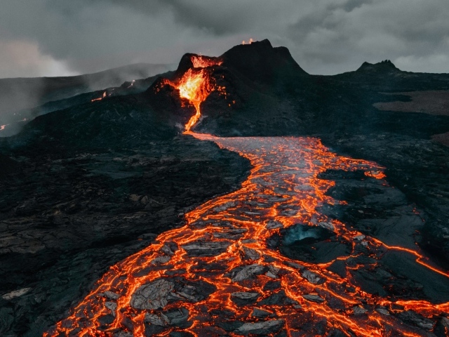 Вулканическая раскаленная лава стекает по склону
