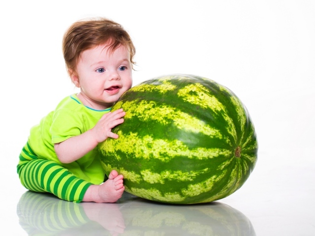 Голубоглазый маленький ребенок с арбузом