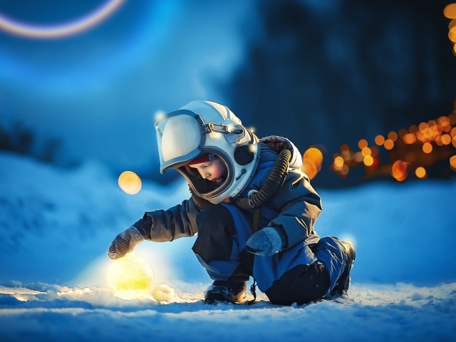 Маленький мальчик в скафандре на снегу