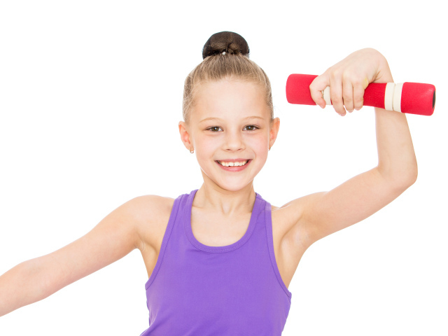 Улыбающаяся девочка гимнастка на белом фоне