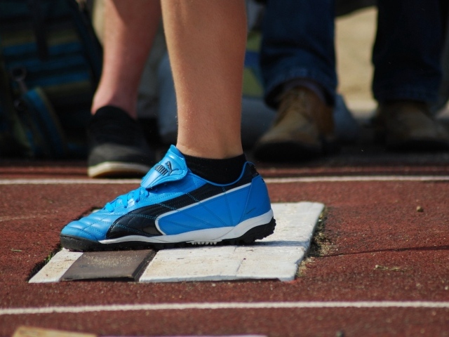 Голубые кеды на ноге спортсмена