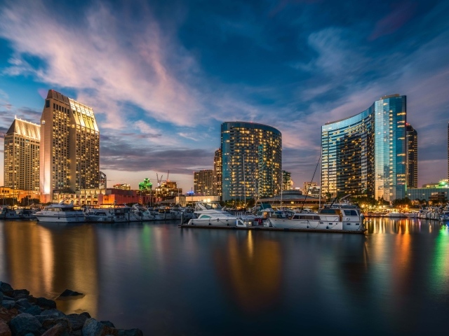 Красивые ночные небоскребы под вечерним небом у воды