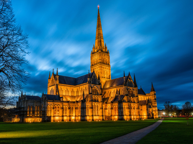 Красивый Солсберийский собор ночью, Англия