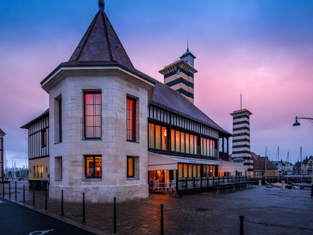 Красивое здание в городе, Франция