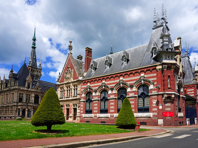 Газон у старинного здания, Франция