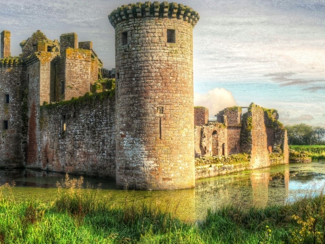 Старинный замок у пруда, Шотландия