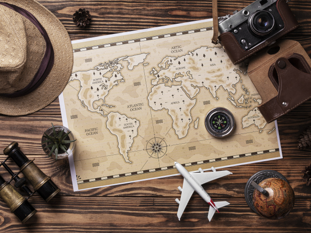 Старая карта и предметы для путешествия на столе