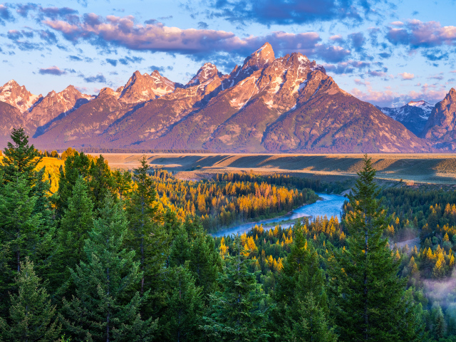 Высокие горы в лучах солнца в национальном парке Гранд-Титон, США