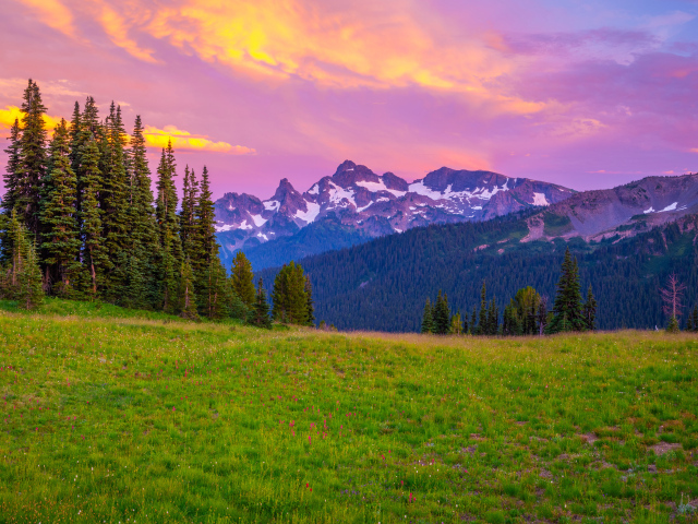 Красный закат в горах, США