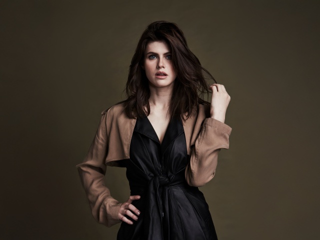 Актриса Александра Даддарио в черном платье