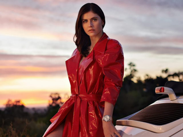 Актриса Александра Даддарио в красном плаще у автомобиля