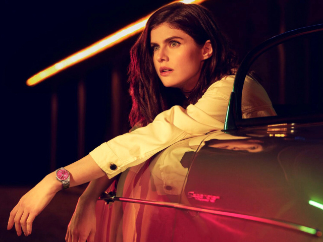 Актриса Александра Даддарио сидит в автомобиле