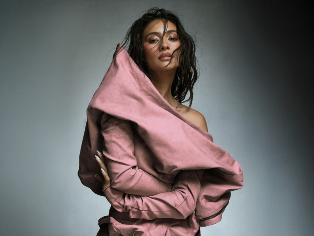 Актриса Шэй Митчелл на сером фоне