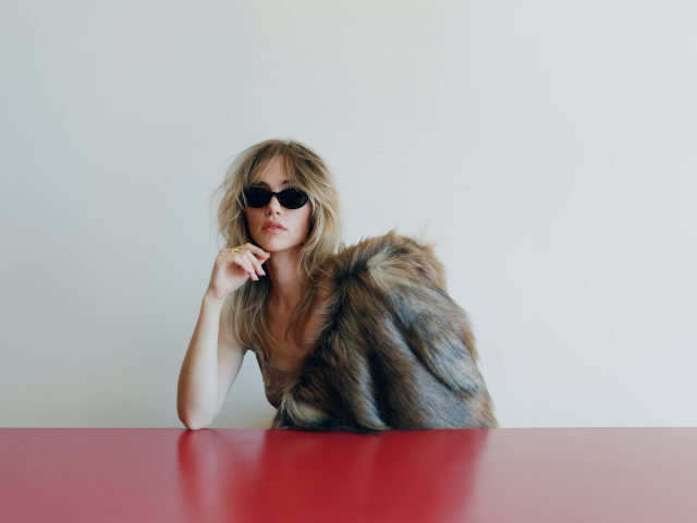 Актриса Сьюки Уотерхаус в шубе за столом