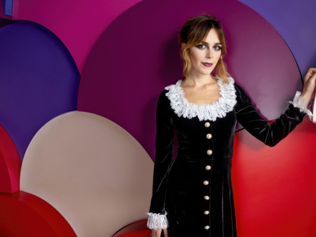 Американская актриса Кирнан Шипка на разноцветном фоне