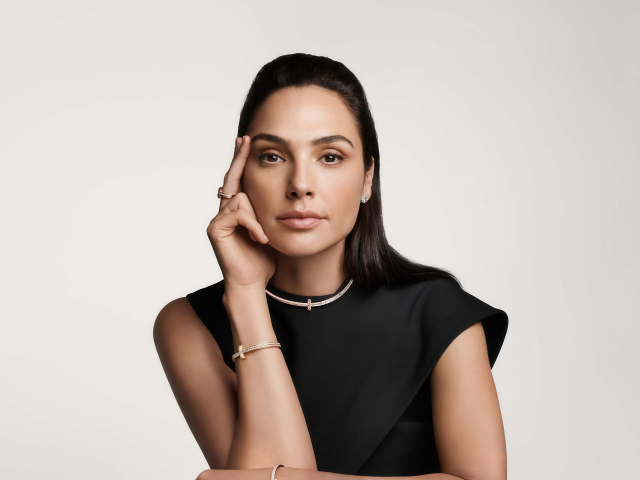 Кареглазая Галь Гадот с украшениями в черном платье