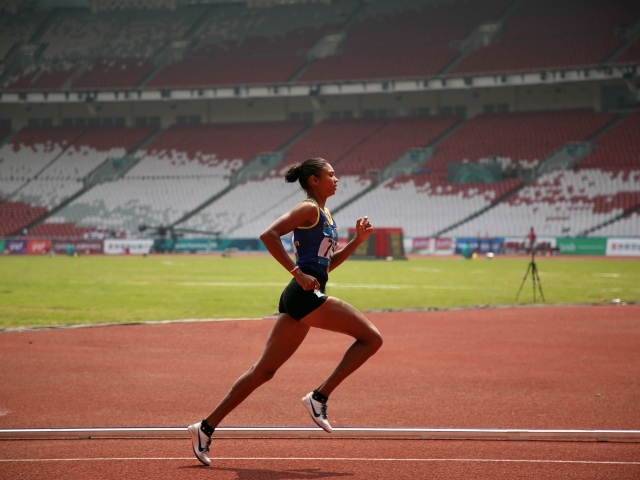 Девушка бегун на стадионе
