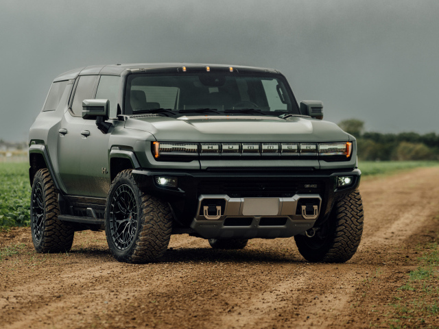 Большой Hummer Electric Pickup на поле