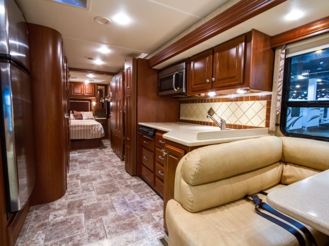 Дом на колесах с красивой деревянной мебелью