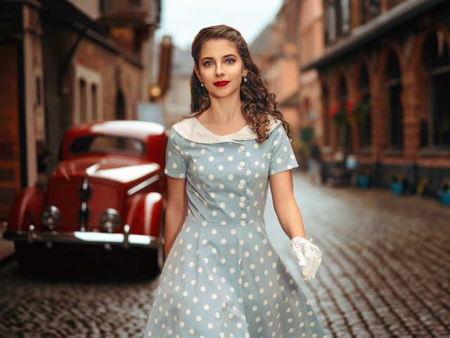 Девушка ретро в платье в горох на улице