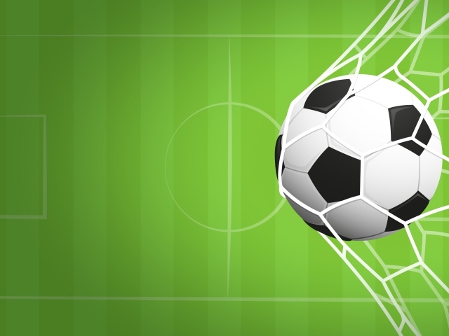 Футбольный мяч в воротах на фоне поля