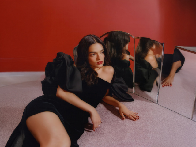 Молодая американская актриса Рэйчел Зеглер в черном платье лежит на полу