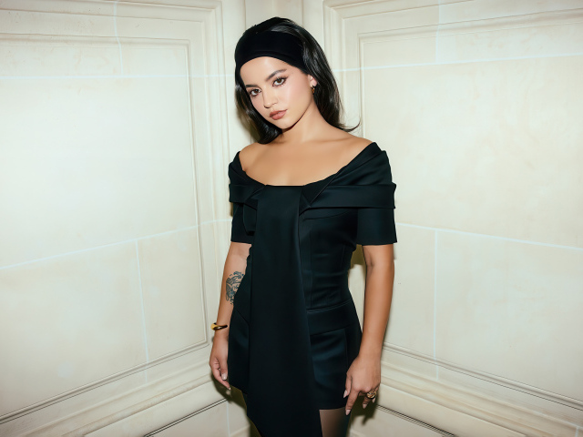 Молодая актриса Изабела Мерсед в черном платье у стены