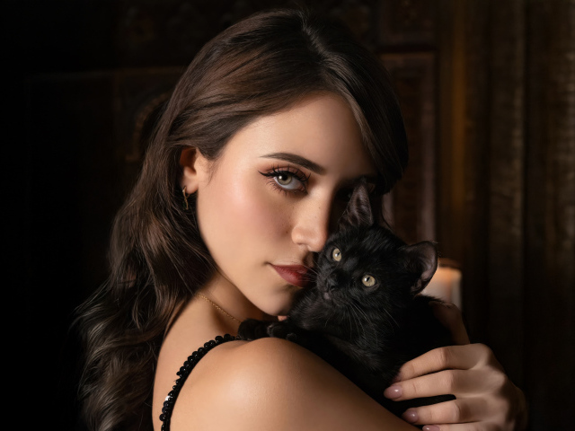 Молодая актриса Кэйли Кауэн с черным котенком