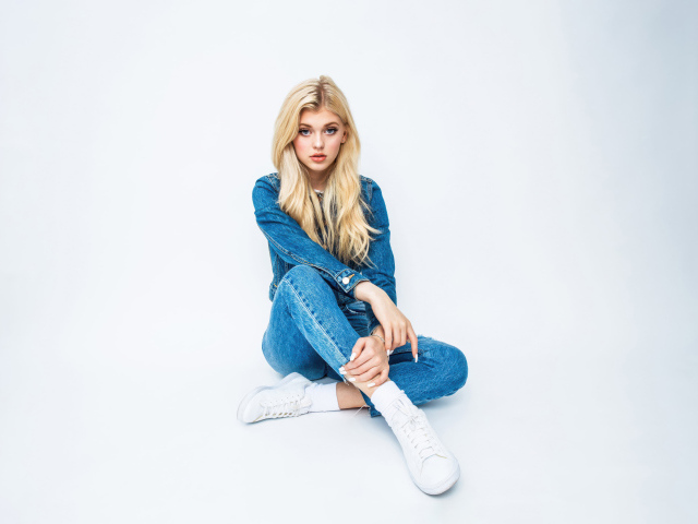 Молодая блондинка в джинсовом костюме Лорен Грей