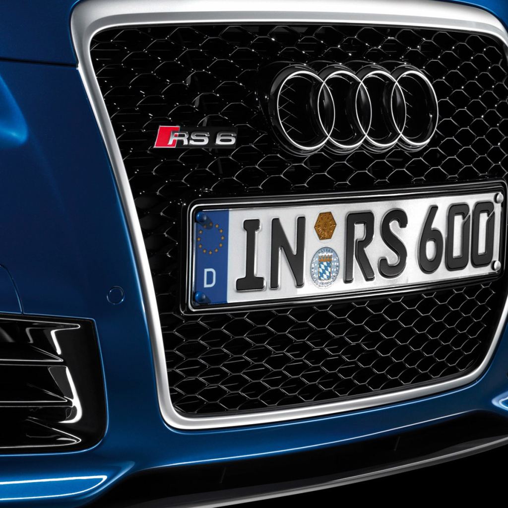 Автомобиль Audi A4 вид спереди